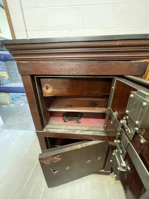 Après : Coffre ancien ouvert, portes et tiroirs accessibles