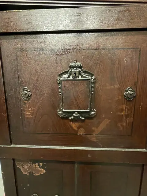 Avant : Coffre ancien en bois fermé