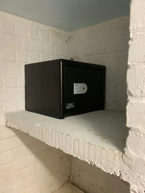 Coffre-fort à clé fixé dans une niche maçonnée