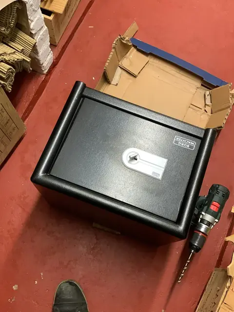 Coffre-fort à clé préparé avant la pose