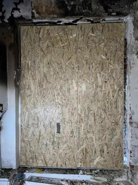 Après : Fenêtre condamnée par un panneau en bois