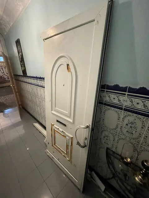 Avant : Porte d’entrée arrachée après une effraction