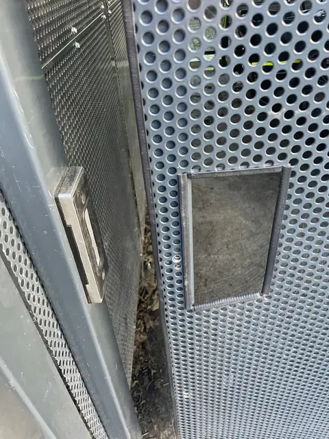 Avant : Porte grillagée sans sa serrure