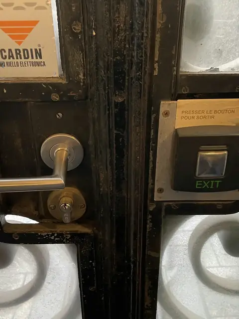 Bouton de sortie et béquille posés à côté de la serrure