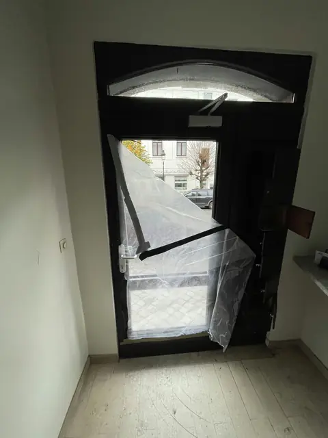 Avant : Porte vitrée au vitrage brisé