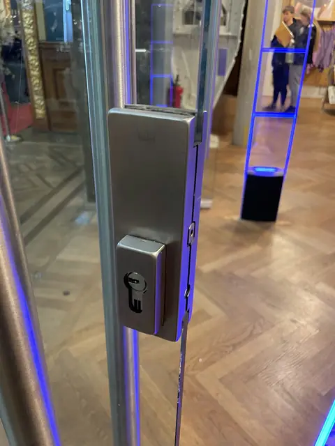 Après : Nouvelle serrure à cylindre posée sur la porte vitrée