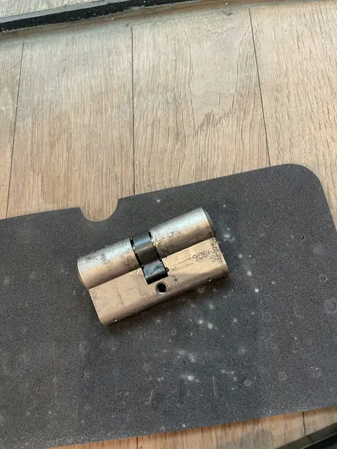 Pendant : Ancien cylindre déposé de la serrure de porte vitrée