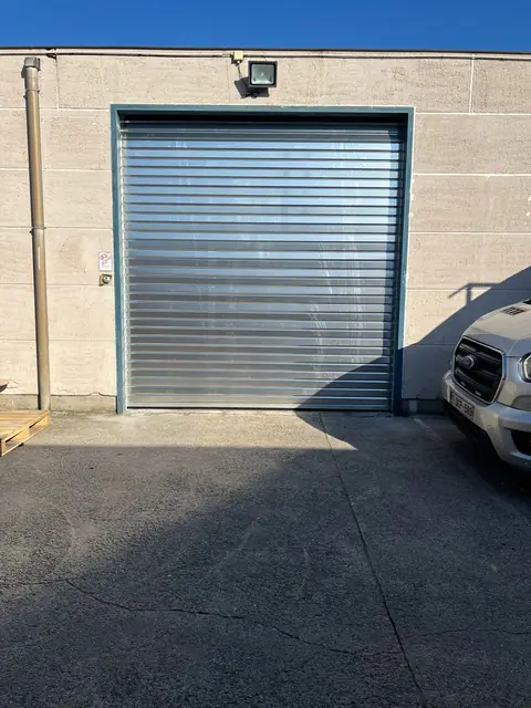 Après : Nouveau volet de garage industriel fermé