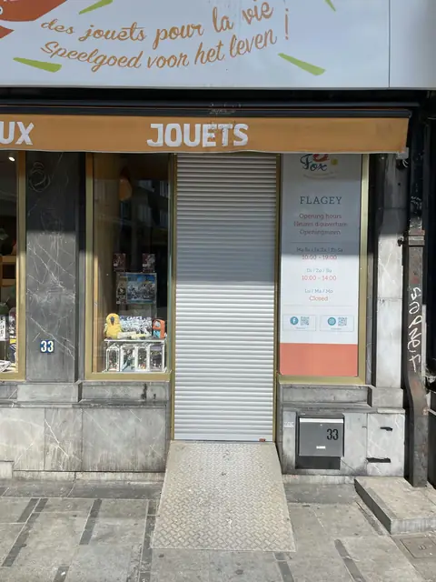 Après : Volet de magasin remonté sur la vitrine