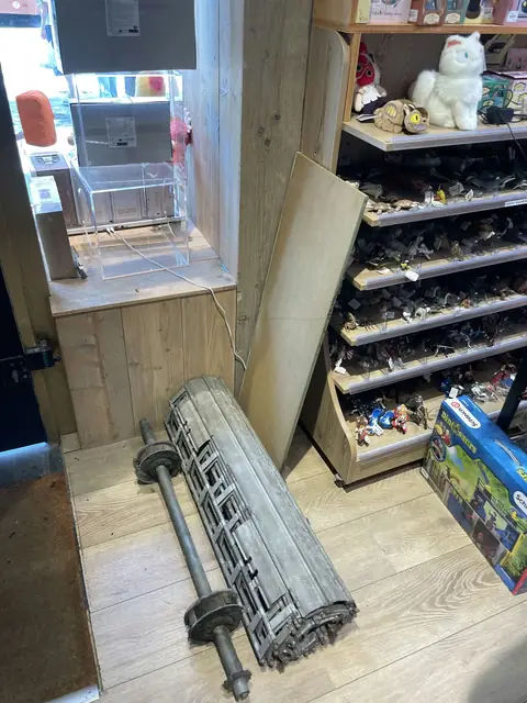 Avant : Tablier du volet de magasin démonté au sol