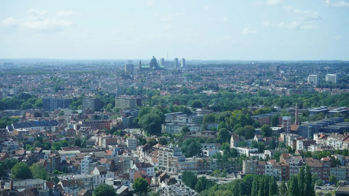 Vue aérienne de Bruxelles, la basilique de Koekelberg à l’horizon