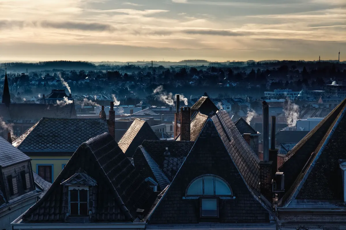 Toits et cheminées de Mons au lever du jour